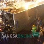 Bangkai Bus saat hendak dievakuasi. foto: RONY S/ BANGSAONLINE