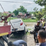 Mobil Daihatsu Ayla saat diderek petugas dari Sungai Bakungtemenggungan.