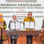 Gubernur Jawa Timur Khofifah Indar Parawansa dan Gubernur Jawa Tengah Ahmad Lutfi menunjukkan draft kerja sama yang telah ditandatangani.
