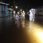Kondisi desa yang terendam di kecamatan Wonodadi, Kabupaten Blitar, Kamis (24/6) malam.