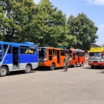 Puluhan pemilik bus mini saat mendatangi Kantor Dishub Ponorogo 
