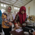 Para ibu sedang praktik masak MPASI menggunakan bahan pangan lokal. Foto: Ist.