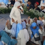 Khofifah bersama puluhan ribu massa dan kiai khos baca sholawat dan doakan Prabowo-Gibran menang sekali putaran. Foto: Ist.