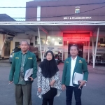 Hj. Endang (tengah) didampingi kuasa hukumnya dari LBH Ansor Bangil saat berada di Mapolres Pasuruan