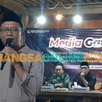 Ketua PWI Situbondo, Edy Supriyono sedang menyampaikan pemaparan pada acara media gathering. Foto: Saiful Bahri/BANGSAONLINE