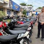 Kasatlantas Polres Tuban Kompol Achmad Robial saat memeriksa puluhan motor yang tidak sesuai standar pabrikan.