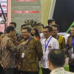 Direktur Utama Semen Indonesia Hendi Prio Santoso didampingi Direktur Pemasaran dan Supply Chain Ahyanizzaman berbincang dengan Presiden Joko Widodo saat meninjau stan dalam acara Indonesia Business and Development (IBD) Expo di Jakarta.