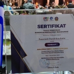 Piagam Penghargaan Kategori "Siaran Pers Media Online" di Anugerah Media Humas 2021, yang diperoleh Pemkot Kediri. (Foto: Ist)