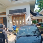 Suasana penggeledahan di Rumah Bupati Probolinggo, Puput Tantriana Sari dan suaminya, Hasan Aminudin di Jalan Ahmad Yani Kota Probolinggo.