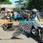 Peserta riding saat diberangkatkan oleh Kapolsek Ngasem, Ipda Heri Priyadi. Foto: MUJI HARJITA/BANGSAONLINE