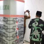TEROBOSAN: Ketua DPRD H Sullamul Hadi Nurmawan (berbaju batik) meresmikan aplikasi e-Parlemen Delta, Jumat (20/7). Foto: MUSTAIN/BANGSAONLINE