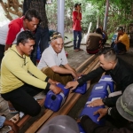 Entrepreneur Bidang Perikanan, Eko Husaini saat memberi pelatihan pembuatan apartemen kepiting. foto: ist.