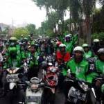 Aksi driver gojek saat konvoi menuju kantor gojek. foto: ist