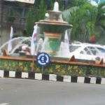 Bendera partai Perindo yang dipasang di bundaran air mancur Sleko. foto: GUNAWAN/ BANGSAONLINE