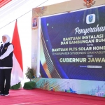 Gubernur Jawa Timur, Khofifah Indar Parawansa, saat memberi sambutan ketika meresmikan sambungan listrik di Situbondo.