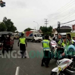 Petugas Satlantas Polres Tuban saat memblokade jalan Pantura di Kecamatan Jenu. foto: SUWANDI/ BANGSAONLINE