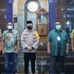 Kapolres AKBP Arief Fitrianto (tengah) diterima H. Ahmad Jauhar Arifin saat berkunjung ke Masjid Akbar Moed Har Arifin. foto: ist.