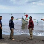 AKP Subandi Kasatpolair Polres Banyuwangi dan Komando Kanit Penegakkan Hukum Aiptu I Gede Ika Darmayasa saat menunjukan barang bukti berupa kapal