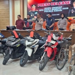 Konferensi pers terkait Operasi Sikat Semeru di Mapolres Kediri.
