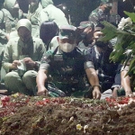KSAD Jenderal TNI Dudung Abdurachman bersama rombongan saat ziarah di Makam Almarhum Sertu Eka Andriyanto di Desa Dungus, Sukodono, Sidoarjo.