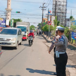 Beberapa petugas Satlantas Polres Kediri Kota sedang mengatur lalu lintas (Ist)