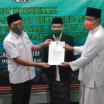 Gus Ipul (kanan) menerima rekom dari Ketua DPC PKB Kota Pasuruan Ismail Marzuki.
