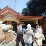 ?Tampak gudang rosokan milik Sumono saat terbakar ditonton warga sekitar. Foto: herman subagyo/BANGSAONLINE