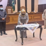 Wakil Ketua DPRD Kabupaten Pasuruan saat menandatangani pengesahan 6 raperda. (foto: ist)