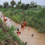 Tim BPBD Kabupaten Tuban terus berupaya mencari korban hilang terseret Sungai Avour Suru.