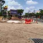 Alat berat tengah mengerjakan proyek box culvert di depan kantor Pemkab Gresik. foto: SYUHUD/ BANGSAONLINE