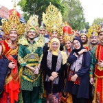 Gubernur Khofifah saat menghadiri Banyuwangi Ethno Carnival 2025.