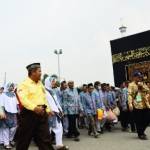 MANASIK HAJI – Sejumlah Calhaj Lamongan melakukan Manasik Haji, di alun-alun Kota Lamongan, Rabu (3/9/2014). Foto : haris sugianto/BangsaOnline