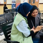 Petugas dari BPJS Kesehatan di Tulungagung saat melayani salah satu pasien. 