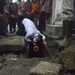 Wali Kota Surabaya Eri Cahyadi langsung tancap gas blusukan memantau sejumlah saluran di Surabaya Barat, tepatnya di kawasan Tandes. (foto: ist)