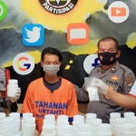 Unit Reskrim Polsek Balongbendo berhasil membekuk pelaku pengedar pil dobel L. Yakni Arda Ardiansyah (31), Warga Desa Penambangan, Kecamatan Balongbendo, Kabupaten Sidoarjo. (foto: ist)