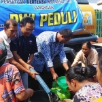 Para wartawan PWI Lamongan melakukan droping air bersih ke sejumlah desa, Rabu pagi.