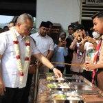 Menko Pangan Zulkifli Hasan didampingi Bupati Warsubi saat kunjungan kerja di Jombang. (Ist)