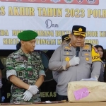 Kapolres Pamekasan, AKBP Jazuli Dani Iriawan, saat konferensi pers terkait peredaran ganja di Bumi Gerbang Salam.