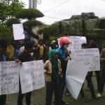 Mahasiswa saat aksi di halaman kampus STKIP PGRI Sumenep. foto: rahmatullah