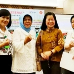 Dr Tan Shot, dan Kadinkes Christiana Indah Wahyu serta jajaran Dinas Kesehatan Kota Mojokerto usai seminar. foto: YUDI EP/ BANGSAONLINE