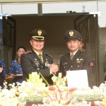 Wali Kota Kediri Vinanda Prameswati (kiri) dan Wakil Bupati Kediri Dewi Mariya Ulfa saat menghadiri peringatan HUT ke-80 TNI. (Ist).
