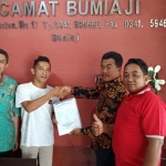 Pokja pemekaran Desa Tulungrejo saat menyerahkan proposal di Kantor Kecamatan Bumiaji, Jumat (13/3).