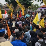 Ratusan aktivis PMII Jember saat menggelar aksi di depan gedung DPRD Jember.
