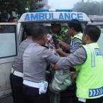 Korban saat hendak dilarikan ke rumah sakit. foto: RONY S/ BANGSAONLINE