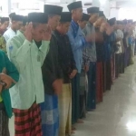 Ratusan Jamaah Samawi Kabupaten Kediri melakukan sholat ghoib untuk korban penembakan di Selandia Baru di Masjid Ponpes Kencong, Kabupaten Kediri. foto: ARIF K/ BANGSAONLINE