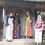 Empat model bernama Octi, Nabila, Ria dan Zahwa sedang memperagakan batik khas Kabupaten Probolinggo.