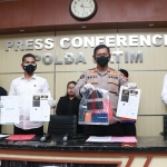 Kabid Humas Polda Jatim Kombes Pol Gatot Repli Handoko (dua dari kanan) saat rilis pers kasus pembobolan data kartu kredit di Mapolda Jatim.