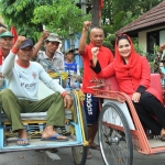 Para Tukang Becak yang sangat senang becaknya dinaiki calon wakil gubernur Jawa Timur Puti Guntur Soekarno.