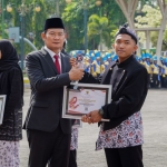 Yuhronur Efendi, Bupati Lamongan menyerahkan apresiasi kepada Kurniawan saat upacara Hari Sumpah Pemuda ke-97