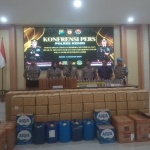 Kasatsamapta Polres Kediri AKP I Nyoman Sugita saat memimpin konferensi pers pengungkapan penyimpanan miras ilegal (Ist). 
